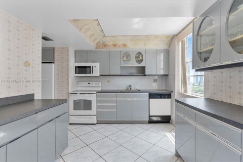 Condominio en venta en Sunny Isles Beach, Florida, 2 dormitorios, 166.2 m2 № 1922222 - foto 14