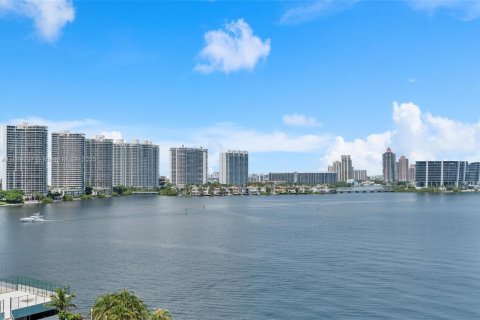 Condominio en venta en Sunny Isles Beach, Florida, 2 dormitorios, 166.2 m2 № 1922222 - foto 1