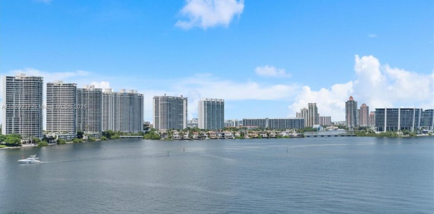 Condominio en Sunny Isles Beach, Florida, 2 dormitorios № 1922222
