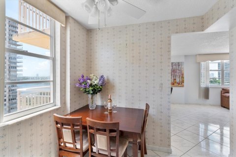 Condominio en venta en Sunny Isles Beach, Florida, 2 dormitorios, 166.2 m2 № 1922222 - foto 17