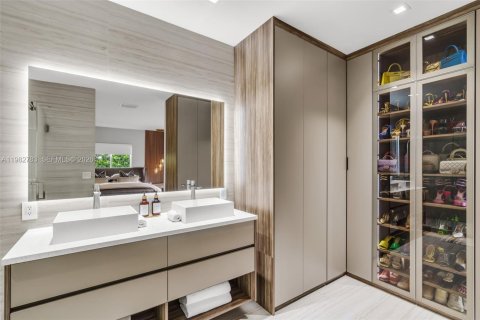 House in Miami, Florida 4 bedrooms № 2049270 - photo 22