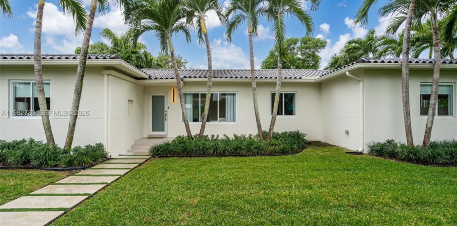 House in Miami, Florida 4 bedrooms № 2049270