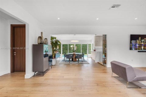 House in Miami, Florida 4 bedrooms № 2049270 - photo 4