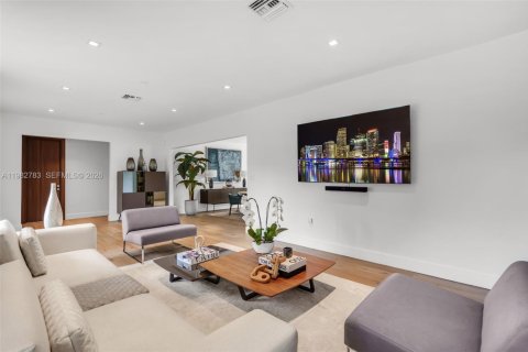 House in Miami, Florida 4 bedrooms № 2049270 - photo 9