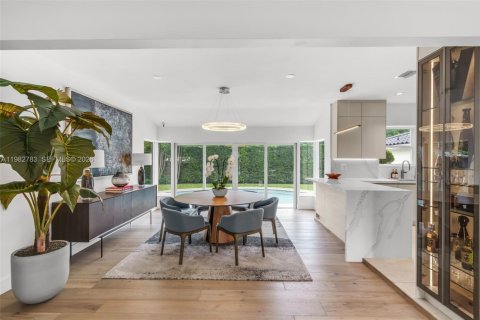 House in Miami, Florida 4 bedrooms № 2049270 - photo 10