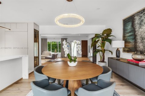 House in Miami, Florida 4 bedrooms № 2049270 - photo 13