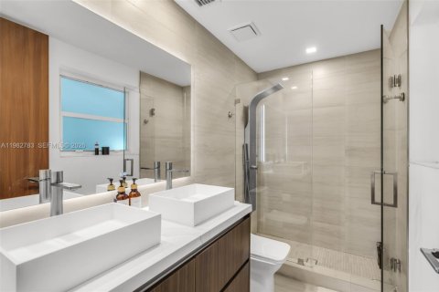 House in Miami, Florida 4 bedrooms № 2049270 - photo 25