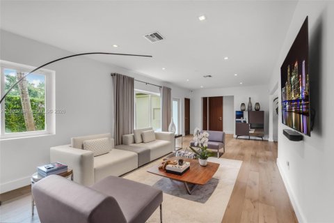 House in Miami, Florida 4 bedrooms № 2049270 - photo 8