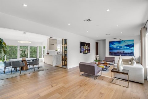 House in Miami, Florida 4 bedrooms № 2049270 - photo 5