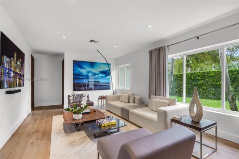 House in Miami, Florida 4 bedrooms № 2049270 - photo 7