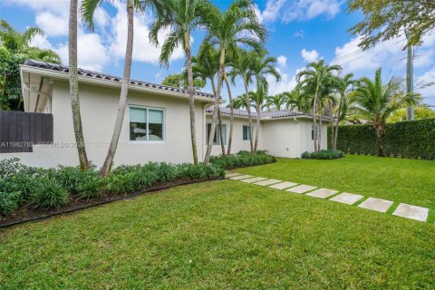 House in Miami, Florida 4 bedrooms № 2049270 - photo 3