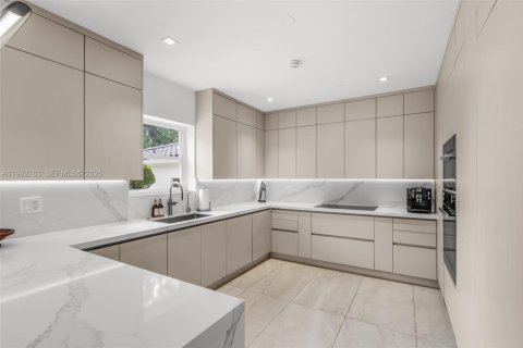 House in Miami, Florida 4 bedrooms № 2049270 - photo 15