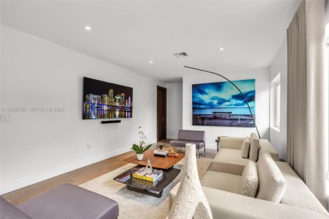 House in Miami, Florida 4 bedrooms № 2049270 - photo 6