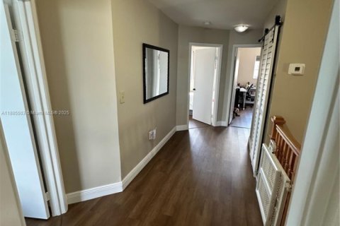 Townhouse in Miami, Florida 4 bedrooms, 150.78 sq.m. № 1937313 - photo 6