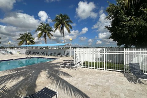 Touwnhouse à vendre à Miami, Floride: 4 chambres, 150.78 m2 № 1937313 - photo 16