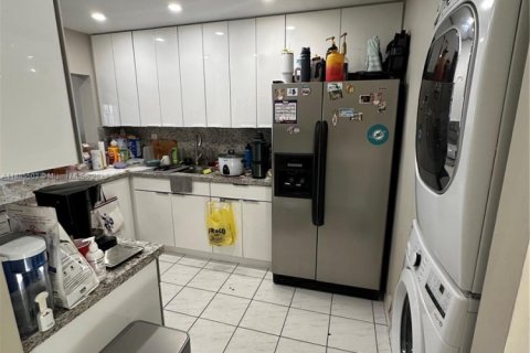 Townhouse in Miami, Florida 4 bedrooms, 150.78 sq.m. № 1937313 - photo 4