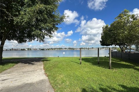 Touwnhouse à vendre à Miami, Floride: 4 chambres, 150.78 m2 № 1937313 - photo 2