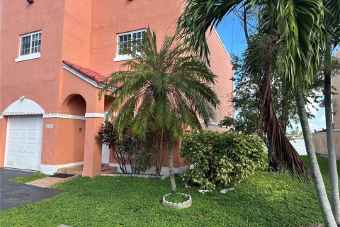 Touwnhouse à vendre à Miami, Floride: 4 chambres, 150.78 m2 № 1937313 - photo 1