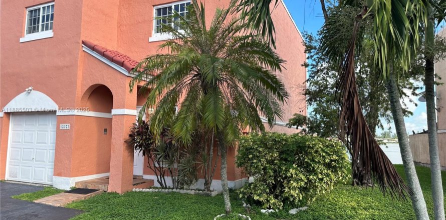 Touwnhouse à Miami, Floride 4 chambres, 150.78 m2 № 1937313