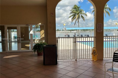 Touwnhouse à vendre à Miami, Floride: 4 chambres, 150.78 m2 № 1937313 - photo 17