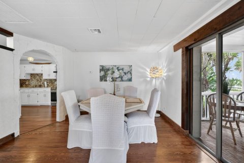 House in Jensen Beach, Florida 3 bedrooms, 190.82 sq.m. № 2260286 - photo 25