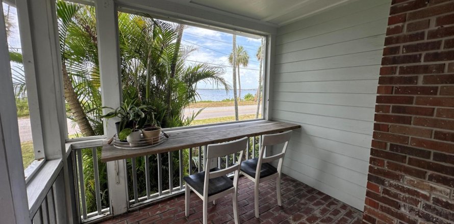 House in Jensen Beach, Florida 3 bedrooms, 190.82 sq.m. № 2260286