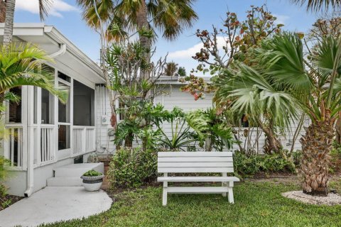 House in Jensen Beach, Florida 3 bedrooms, 190.82 sq.m. № 2260286 - photo 6