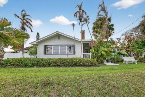 House in Jensen Beach, Florida 3 bedrooms, 190.82 sq.m. № 2260286 - photo 5
