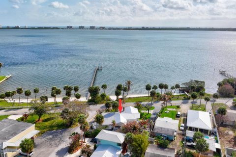 House in Jensen Beach, Florida 3 bedrooms, 190.82 sq.m. № 2260286 - photo 2