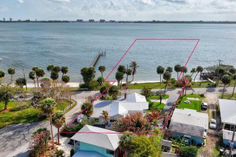 House in Jensen Beach, Florida 3 bedrooms, 190.82 sq.m. № 2260286 - photo 3