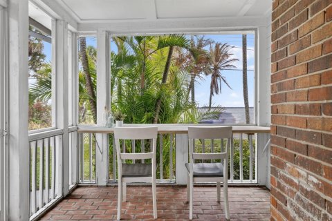 House in Jensen Beach, Florida 3 bedrooms, 190.82 sq.m. № 2260286 - photo 11
