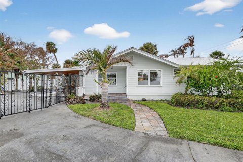 House in Jensen Beach, Florida 3 bedrooms, 190.82 sq.m. № 2260286 - photo 8