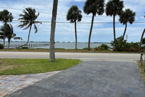 House in Jensen Beach, Florida 3 bedrooms, 190.82 sq.m. № 2260286 - photo 10