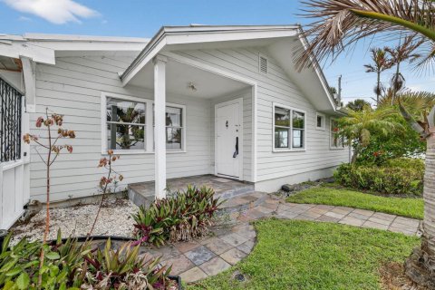 House in Jensen Beach, Florida 3 bedrooms, 190.82 sq.m. № 2260286 - photo 9