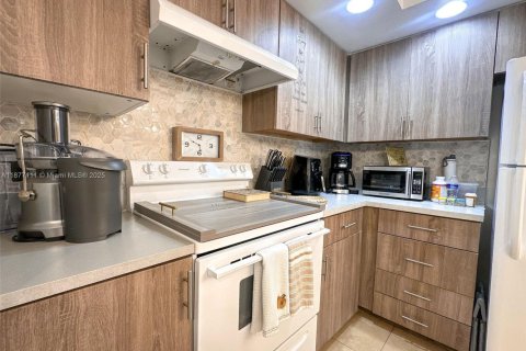 Condo in Sunrise, Florida, 2 bedrooms  № 1921866 - photo 10