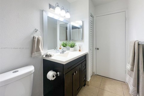 Condo in Sunrise, Florida, 2 bedrooms  № 1921866 - photo 13