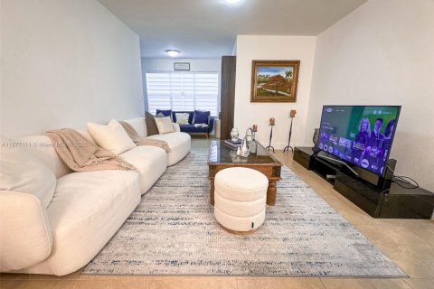 Condo in Sunrise, Florida, 2 bedrooms  № 1921866 - photo 1