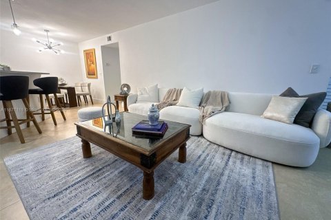 Condo in Sunrise, Florida, 2 bedrooms  № 1921866 - photo 3