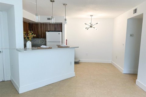 Condo in Sunrise, Florida, 2 bedrooms  № 1921866 - photo 8