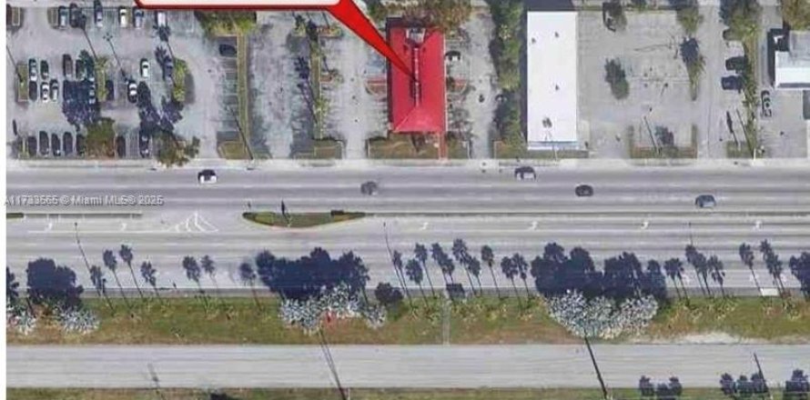 Commercial property in Virginia Gardens, Florida № 1703501