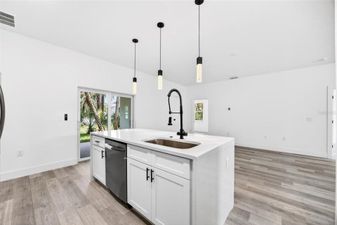 Casa en venta en North Port, Florida, 4 dormitorios, 169.73 m2 № 2101340 - foto 9