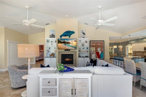 House in Holmes Beach, Florida 5 bedrooms, 290.23 sq.m. № 2166365 - photo 10