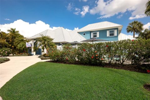 House in Holmes Beach, Florida 5 bedrooms, 290.23 sq.m. № 2166365 - photo 6