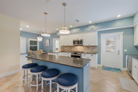 House in Holmes Beach, Florida 5 bedrooms, 290.23 sq.m. № 2166365 - photo 18