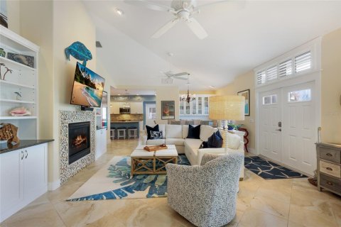 House in Holmes Beach, Florida 5 bedrooms, 290.23 sq.m. № 2166365 - photo 13