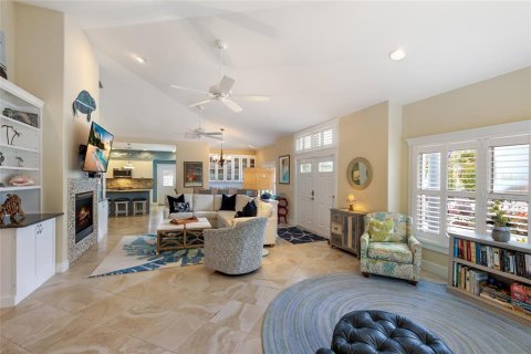 House in Holmes Beach, Florida 5 bedrooms, 290.23 sq.m. № 2166365 - photo 15