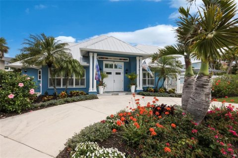 House in Holmes Beach, Florida 5 bedrooms, 290.23 sq.m. № 2166365 - photo 2