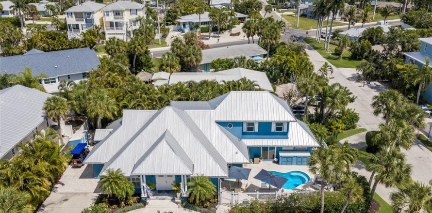 House in Holmes Beach, Florida 5 bedrooms, 290.23 sq.m. № 2166365