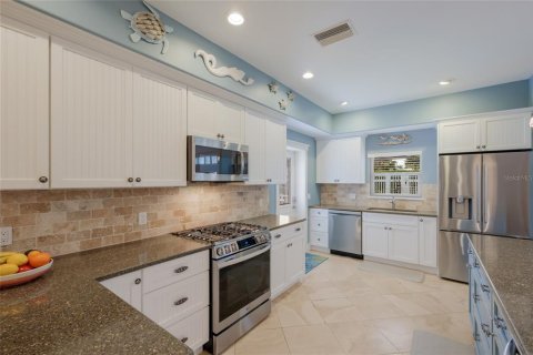 House in Holmes Beach, Florida 5 bedrooms, 290.23 sq.m. № 2166365 - photo 21