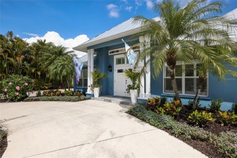 House in Holmes Beach, Florida 5 bedrooms, 290.23 sq.m. № 2166365 - photo 5